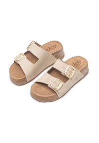 Sandali slide in suede beige con due cinturini regolabili e fibbie in tono oro. Sottopiede in sughero e suola in gomma testurizzata per una buona aderenza.