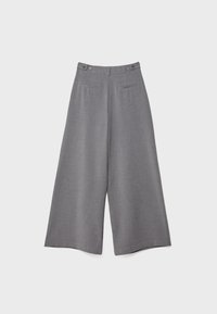 Graue, weit geschnittene, knöchellange Hose mit hoher Taille, Knopfdetails am Bund und zwei vorderen Schlitztaschen auf einem schlichten Hintergrund.