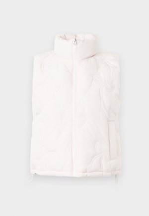 Chaleco acolchado de color rosa claro con cuello alto, cremallera frontal y dos bolsillos laterales. Presenta un patrón grabado sutil. Textura suave.