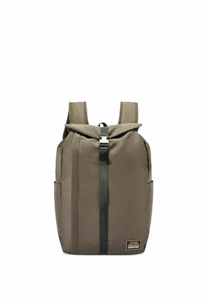 Khaki plecak z górną klapą i centralnym czarnym paskiem z klamrą, wyściełanymi paskami na ramiona oraz bocznymi kieszeniami, oznaczony napisem "OCHNIK RIDERS SUPPLY CUSTOM BUILT."