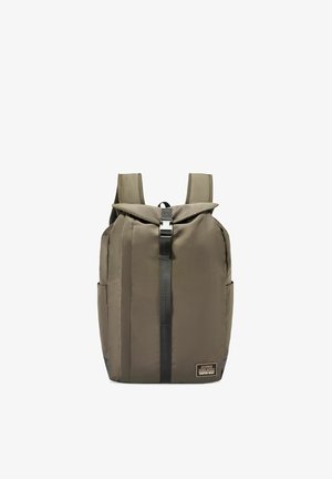 Khaki plecak z górną klapą i centralnym czarnym paskiem z klamrą, wyściełanymi paskami na ramiona oraz bocznymi kieszeniami, oznaczony napisem "OCHNIK RIDERS SUPPLY CUSTOM BUILT."