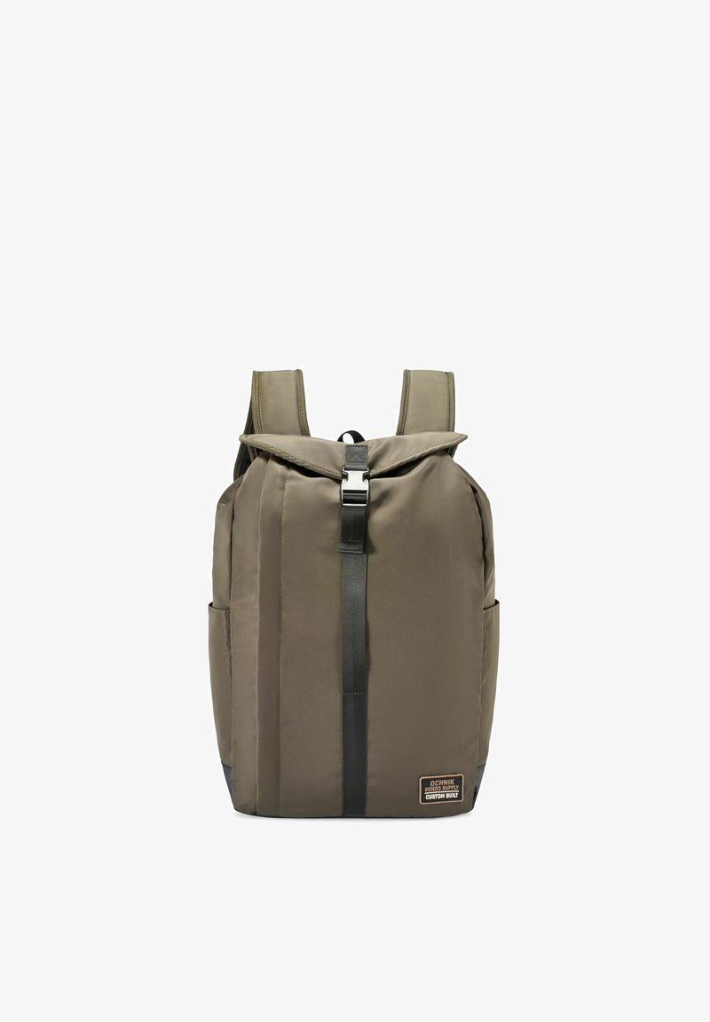Khaki plecak z górną klapą i centralnym czarnym paskiem z klamrą, wyściełanymi paskami na ramiona oraz bocznymi kieszeniami, oznaczony napisem "OCHNIK RIDERS SUPPLY CUSTOM BUILT."