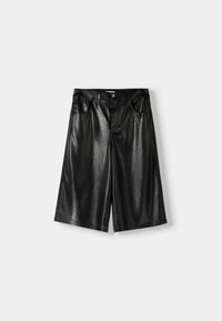 Svarta lädershorts med en glansig yta, med en klassisk midja, två framfickor och knappstängning.