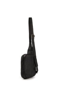 Černá kožená crossbody taška s hladkou texturou, vybavená zipovou kapsou a dlouhým nastavovacím popruhem. Kompaktní a funkční design.