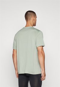 Nike Performance RISE - Camiseta deportiva - jade horizon/reflective silver