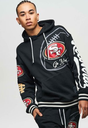 Zwarte hoodie met witte trekkoorden, voorzien van het "SF" logo, de tekst "Go Niners" en voetbalmotieven. Geribde manchetten en Tailleband, relaxed fit.