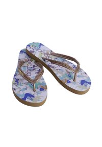 Chanclas con plantilla estampada en azul, verde y beige. Tiras trenzadas color bronce con un acento metálico. Suela de goma para mayor comodidad.