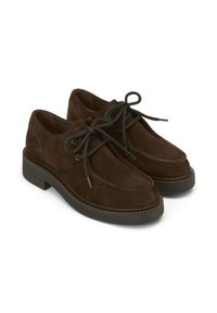 Chaussures en daim marron avec un bout arrondi, un design à lacets et une épaisse semelle en caoutchouc noir. Présentent des accents de couture et une surface texturée.