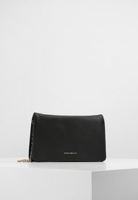 Czarna skórzana torebka kopertówka o teksturowanym wykończeniu, z złotym logo z przodu i łańcuszkowym paskiem, zapewniającym różne możliwości noszenia.