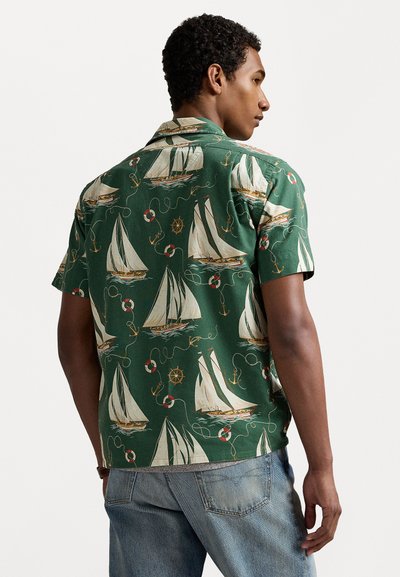 Groene shirt met korte mouwen, voorzien van contrasterende zeilboot- en nautische patronen, met een ontspannen pasvorm en een gladde stofstructuur.