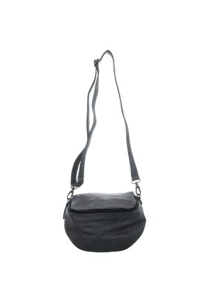 Kleine schwarze Leder-Umhängetasche mit verstellbarem Riemen und Reißverschluss oben, vor weißem Hintergrund hängend.