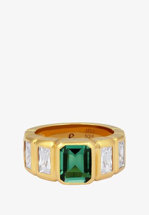 Eine goldfarbene Ring mit einem großen smaragdschliff grünen Stein in der Mitte, flankiert von rechteckigen klaren Steinen, gefasst in einem strukturierten Band.