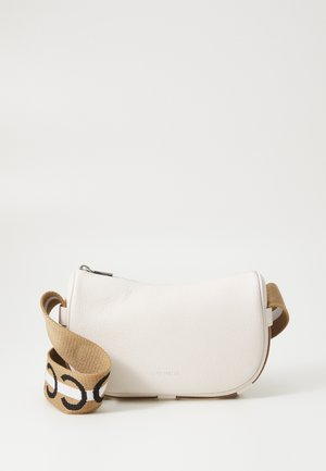Hvit lær crossover-veske med en buet design, som har en teksturert overflate og et beige rem med et mønstret akcent.