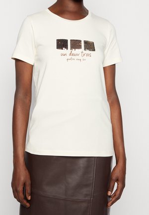 Kurzarm-T-Shirt in Creme mit einem grafischen Design aus drei quadratischen Mustern und braunem Text darunter. Glattes Baumwollgewebe.