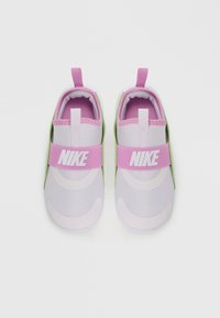Kerge lilla ja roheline Nike'i libisemiskindel tossupaar roosa rihmaga ja valgete Nike'i logodega, vaadatuna ülalt valgel taustal.