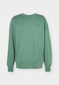 Sudadera de algodón verde con mangas largas, cuello redondo y un sutil logo de Levi's en negro en la parte frontal. Presenta puños y bajo de canalé.