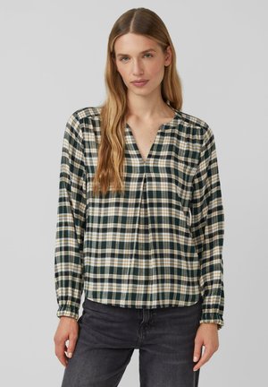 Chemise à carreaux verte et crème avec manches longues, décolleté en V et détails froncés aux épaules, fabriquée en tissu doux.