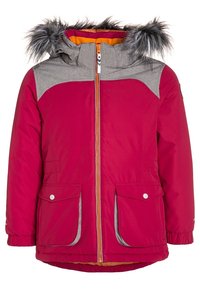 Czerwona ocieplona kurtka z szarym kapturem, futrzanym wykończeniem, pomarańczową podszewką, z zamkiem z przodu oraz dwiema dolnymi kieszeniami z przodu zapinanymi na zatrzask.