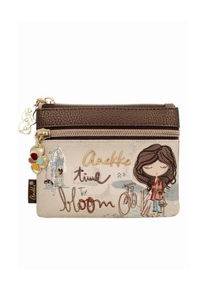 Pequeña bolsa beige y marrón con cremallera con una niña de dibujos, una bicicleta, un charm de flor y texto que dice "Anekke time to bloom."