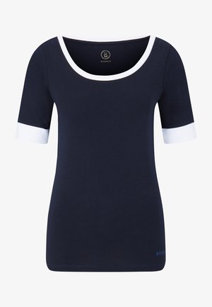 Camiseta azul marino de manga corta con ribete blanco en el cuello y en los extremos de las mangas, estilo ajustado y pequeño logotipo "BOGNER" cerca del dobladillo.