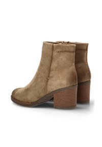 Botas de tobillo de ante marrón con punta redonda y un tacón de bloque texturizado. Presentan cremalleras laterales y detalles de costura mínimos.