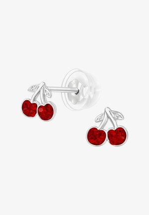 Orecchini a forma di ciliegia rossa con strass trasparenti, metallo color argento e accento di foglie. Design a perno con supporto visibile.