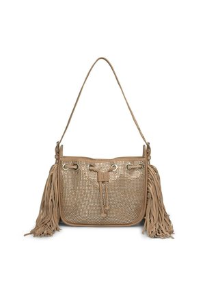 Borsa a tracolla in pelle beige con una trama intrecciata, dotata di elementi frangi su ciascun lato, chiusura a cordoncino e occhielli in metallo circolari.