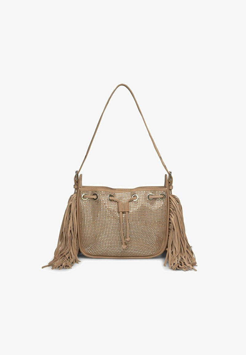 Beige leren handtas met een geweven structuur, beschikt over franjes aan elke kant, een trekkoordsluiting en ronde metalen oogjes.