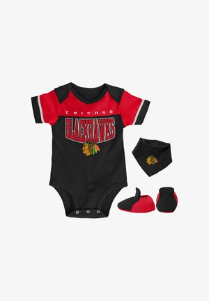 Schwarzer Baumwoll-Body mit roten Ärmeln und weißen Akzenten. Mit dem Logo der "Chicago Blackhawks" und passenden Söckchen und einem Halstuch.