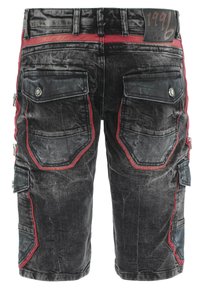 Zwarte denim cargoshorts met rode accenten, meerdere zakken en een gestructureerde afwerking. Voorzien van zilverkleurige hardware en een merklabel.