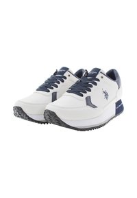 Vita sneakers med marinblå accenter, texturerad läderöverdel, kontrasterande gummisula, rund tå och logotypdetalj på sidan.