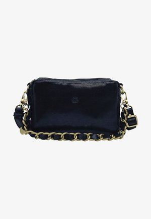Sac bandoulière rectangulaire en cuir noir avec détail chaîne dorée sur la sangle et fermeture éclair sur le dessus.