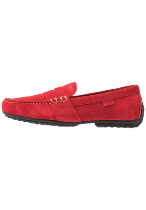 Mocassin homme en daim rouge avec semelle en caoutchouc noire et surpiqûres beige, vu de côté.