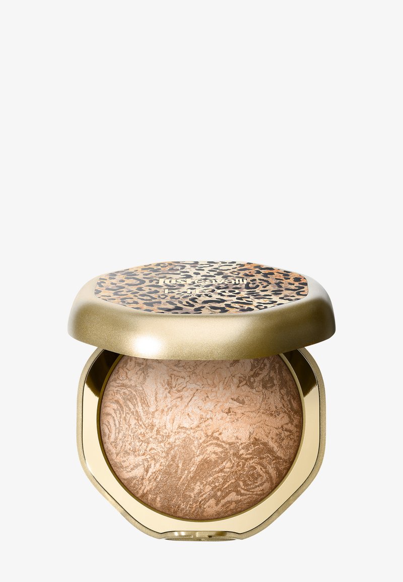 Cipria compatta in un astuccio dorato con coperchio con stampa leopardata, che mostra una cipria compatta marmorizzata beige e marrone all'interno.