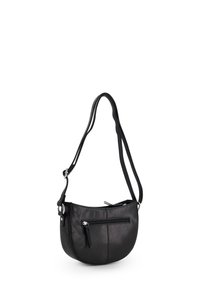 Sort skuldertaske i læder med en buet form, justerbar rem, lynlåslomme foran og diskrete syningsdetaljer. Glat tekstur.
