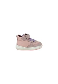 Sneaker alta rosa realizzata in morbido materiale di pelle, con cinturino in velcro e lacci lavanda. Presenta una suola intermedia bianca e dettagli testurizzati.