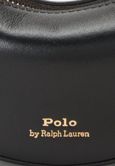 Superficie de cuero negro con texto en relieve dorado que dice "Polo by Ralph Lauren" cerca del centro inferior.