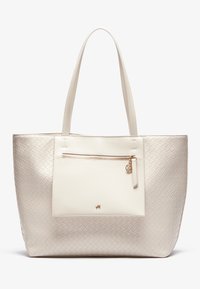 Sac fourre-tout tissé blanc avec une poche avant en faux cuir lisse et des détails de zip doré. Dispose de deux poignées robustes pour le transport.