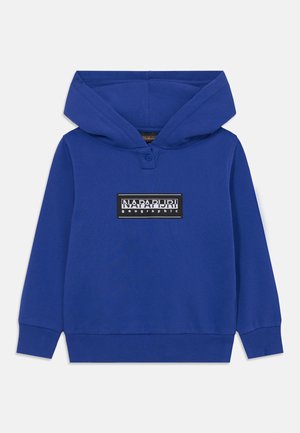 Sudadera con capucha azul que presenta un parche rectangular negro con texto blanco. Fabricada con tela suave y con puños y dobladillo acanalados.