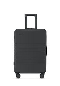 Schwarzer Hartschalenkoffer mit vertikalen Rillen, ausziehbarem Griff und vier Rädern für einfache Mobilität. Kompaktes Design mit Reißverschluss.