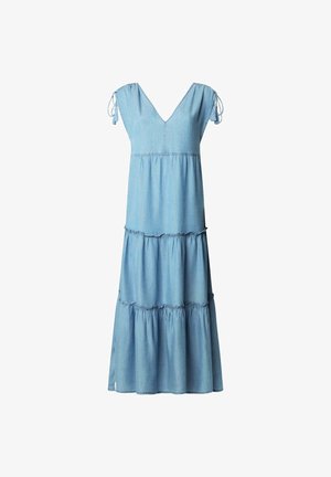 Vestido de mezclilla azul claro con escote en V, mangas cortas y diseño de volantes en capas. Cuenta con lazos ajustables en los hombros para un mejor ajuste.