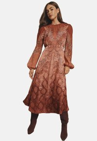 Vapaa-ajan mekko - orange printed