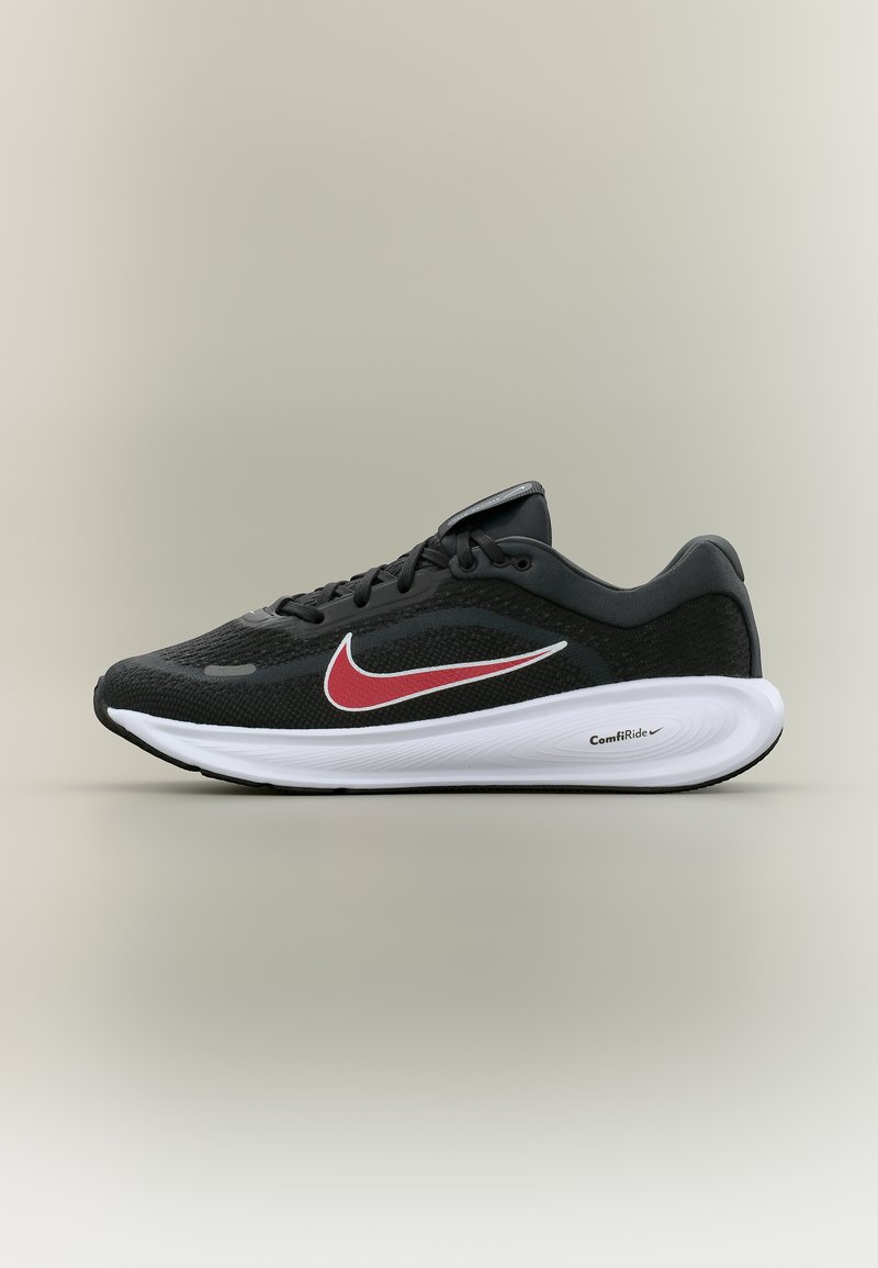 Μαύρο παπούτσι τρεξίματος Nike με κόκκινο λογότυπο swoosh και λευκή ενδιάμεση σόλα "ComfiRide" με επένδυση, εμφανιζόμενο σε πλάγια όψη σε ουδέτερο φόντο.