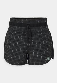 Shorts atletici negri cu un model alb de grilă și linii verticale, talie elastică cu șnur și un mic logo New Balance pe piciorul stâng.