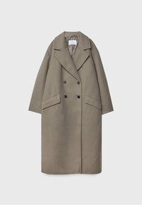 Long manteau en laine taupe oversize à double boutonnage avec larges revers et poches à rabat, présenté à plat sur un fond clair.