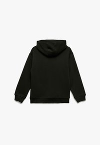 Czarna hoodie z kapturem, wykonaną z miękkiego, teksturowanego materiału. Posiada zaokrąglony dół, ściągacze przy rękawach i kieszeń typu kangur. Pokazano widok z tyłu.