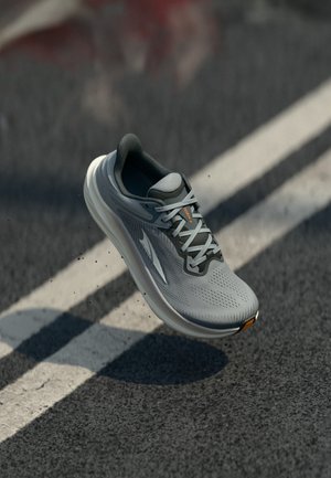 TORIN 8 - Chaussures de running sur route - dark shadow