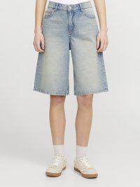 Ανοικτό μπλε τζιν σορτσάκι με χαλαρή εφαρμογή, μήκους ως το γόνατο, ξεθωριασμένο φινίρισμα, πέντε τσέπες και κουμπί στο μέσο.