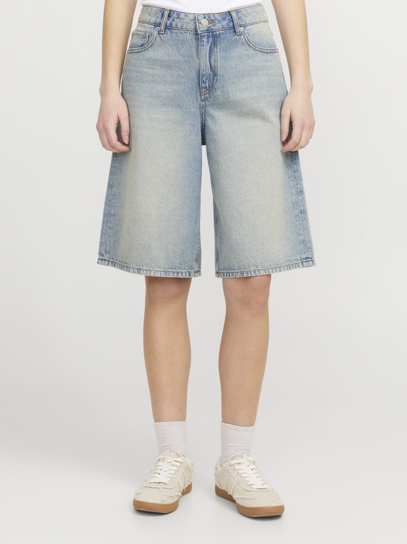 Ανοικτό μπλε τζιν σορτσάκι με χαλαρή εφαρμογή, μήκους ως το γόνατο, ξεθωριασμένο φινίρισμα, πέντε τσέπες και κουμπί στο μέσο.