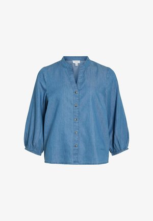 Blå denimbluse med fem knapper foran, trekvartlange puffede ermer og rund krage med en lett V-formet åpning.